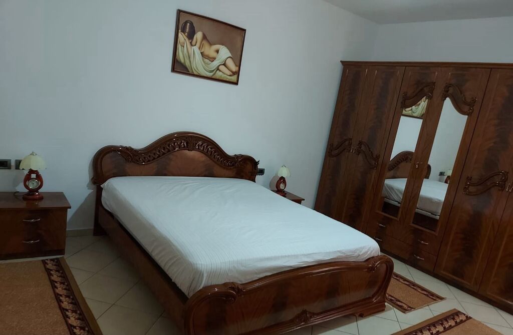 APARTAMENT ME QERA 2+1 STACIONI I TRENIT 50.000 LEKE FH-87137