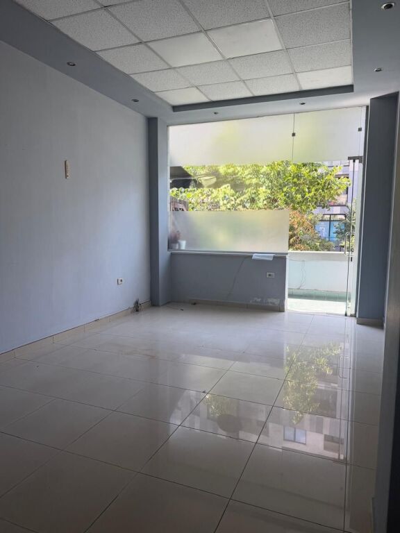 🏢Rruga e Dibres, Kompleksi Halili jepet me qera ambient biznesi,40,000Leke (Neto)