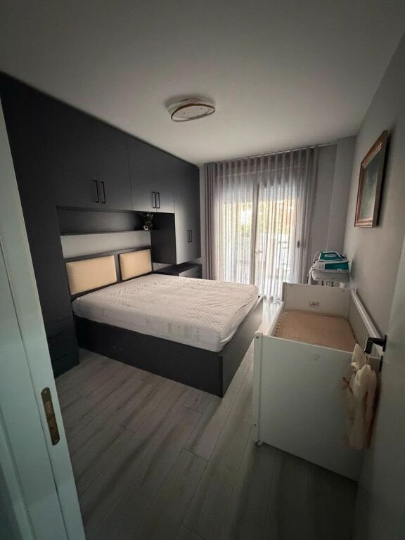 Jepet me qera apartament 1+1 tek Liqeni i Thate