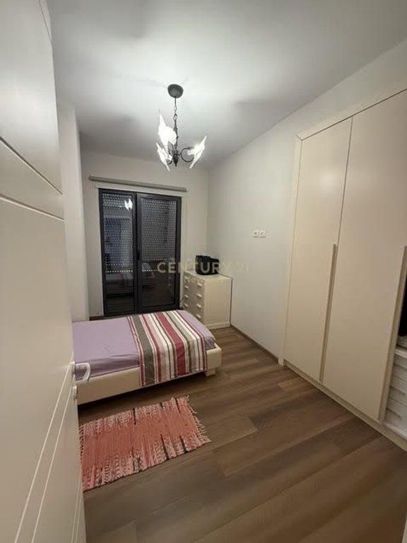 VILE ME QIRA TEK KMPLKESI DIELL NE QERRET 2,500 € /Muaj