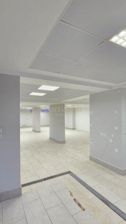 Jepet me qira ambient komercial në Lagjen Nr. 16, Durrës !
