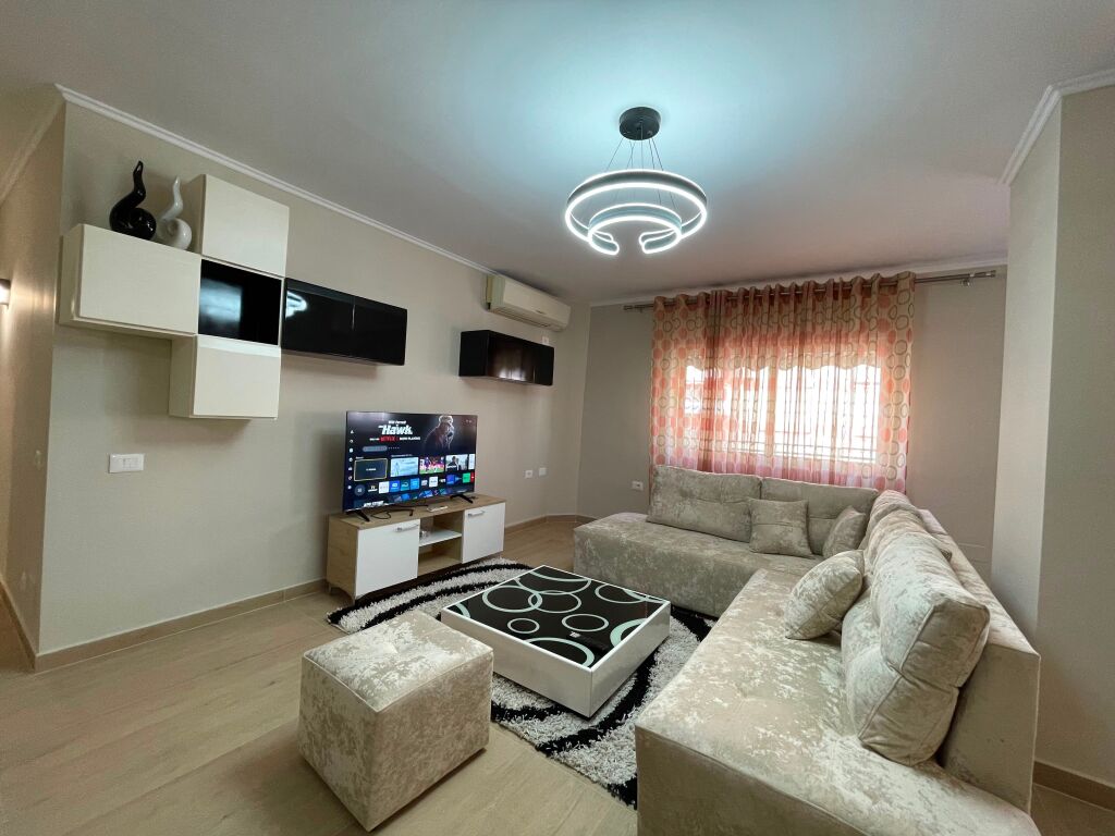 Apartament 2+1 per qira tek Komuna e Parisit.