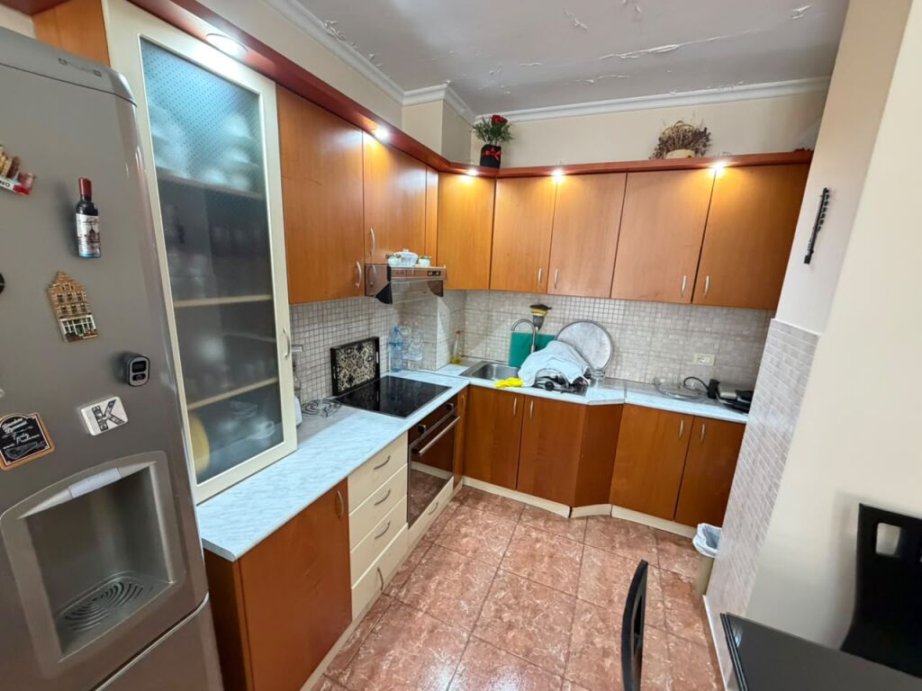 🏡 Shitet Apartament 2+1 📍 Komuna e Parisit (pranë Kika 2)💰 Çmimi: 250.000.000 lekë