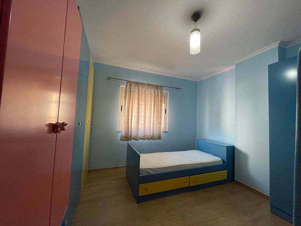 Apartament 2+1 per qira tek Komuna e Parisit.