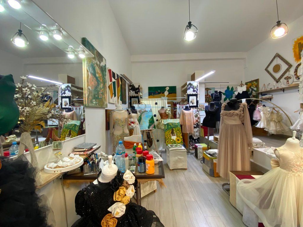 Disponojme per Qera Ambient Biznesi, prane Kompleksit Kika, Komuna e Parisit.