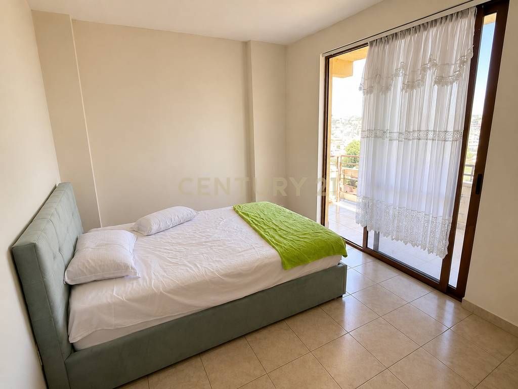 Shitet Apartament 1+1 , Plazh Hekurudha !
