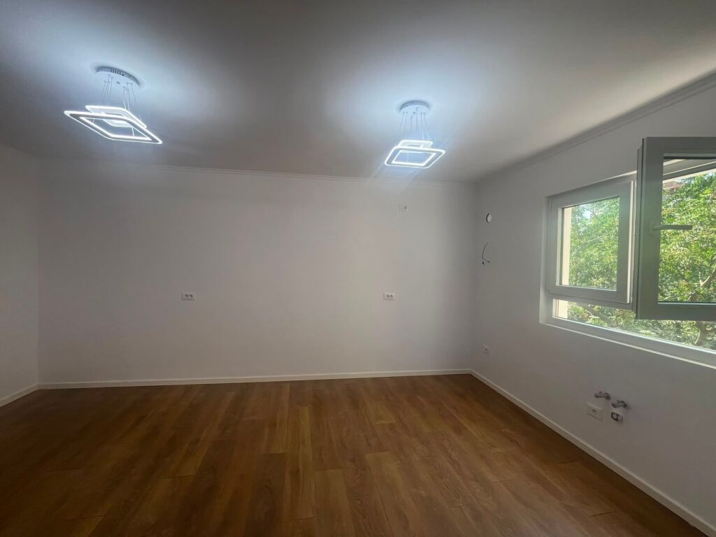 Shitet Apartament 1+1 me ballkon| Oxhaku, Tiranë