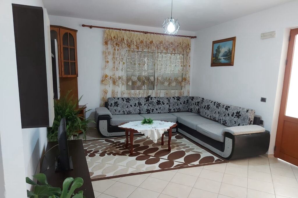 APARTAMENT ME QERA 2+1 STACIONI I TRENIT 50.000 LEKE FH-87137