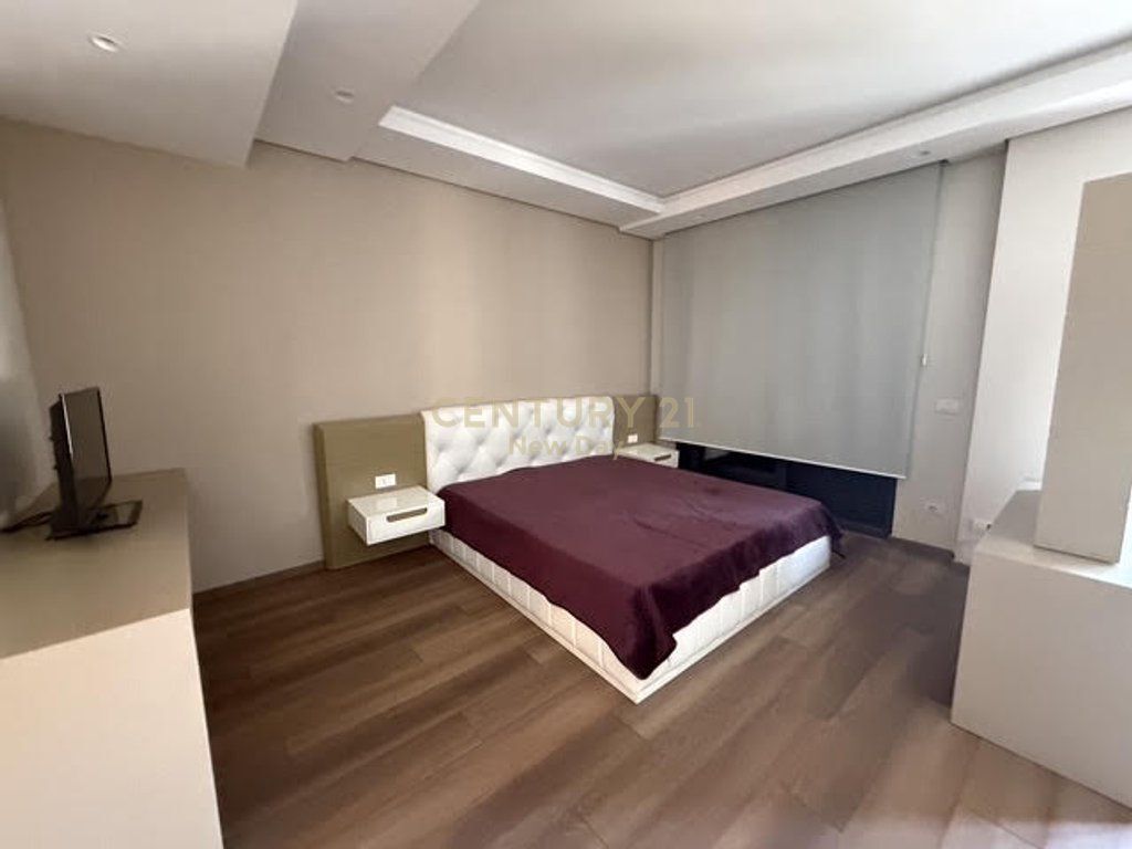 VILE ME QIRA TEK KMPLKESI DIELL NE QERRET 2,500 € /Muaj