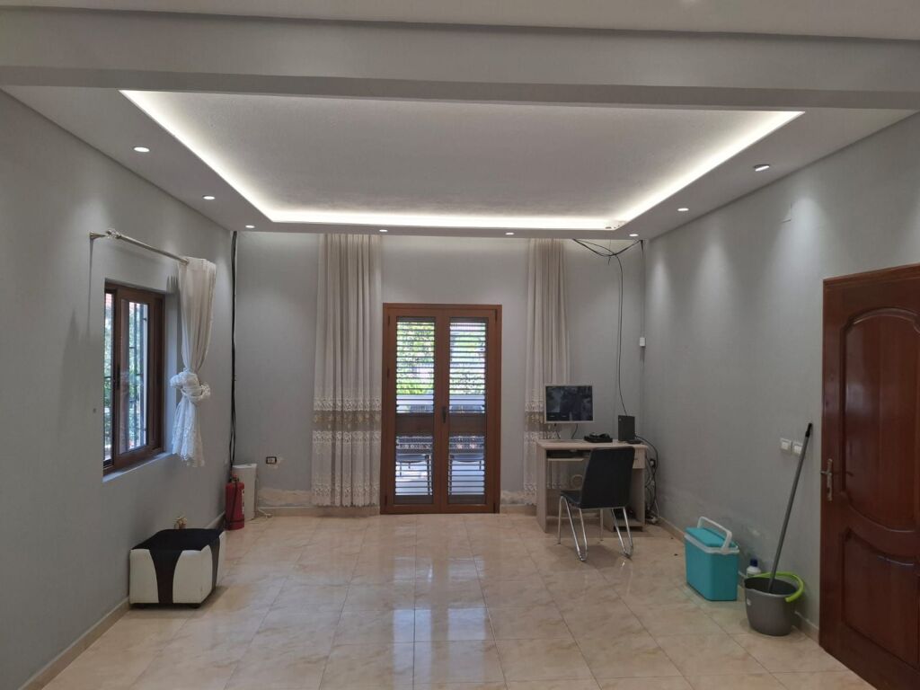 Shitet Vilë 3 katëshe në periferi të Tiranës për 370 milionë lekë