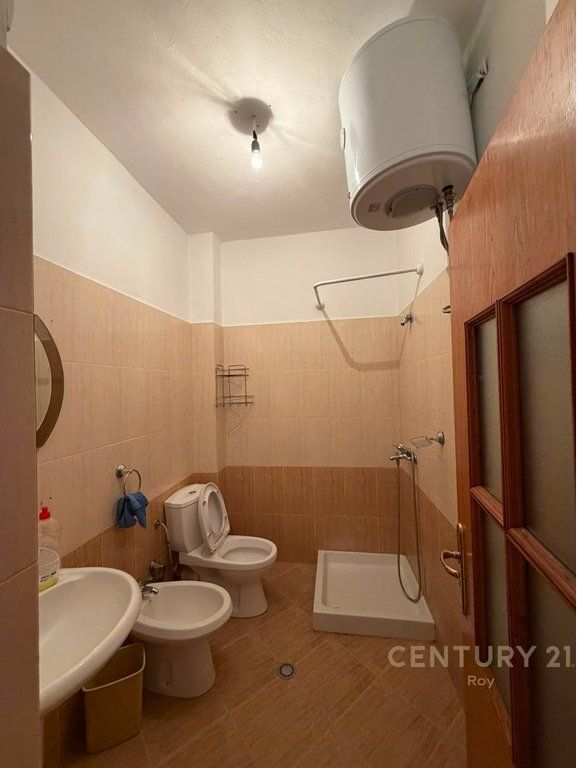 Zbuloni një projekt modern që kombinon komoditetin, cilësinë e ndërtimit dhe një plan pagese të favorshëm, në një nga zonat më të preferuara të bregdetit.  Studio funksionale, të projektuara për të ofruar shfrytëzim maksimal të hapësirës, janë ideale si për banim, ashtu edhe për investim me potencial të lartë për qira sezonale.  Çmimet fillojnë nga 1,600 €/m² Vetëm 150 metra nga deti Tipologji Studio 32.4 m² dhe 39.7 m²  Plan fleksibël pagese per 3 Vite: • 20% kësti i parë • 15% pas 6 muajsh • 5% në përfundim të punimeve   Nëse po kërkoni një pronë pranë detit me kushte të favorshme pagese dhe potencial të shkëlqyer investimi, Three Gardens Residence është zgjedhja ideale.
