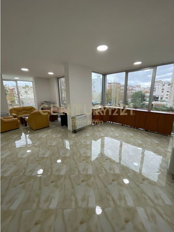 Jepet me qira ambient komercial në Lagjen Nr. 16, Durrës