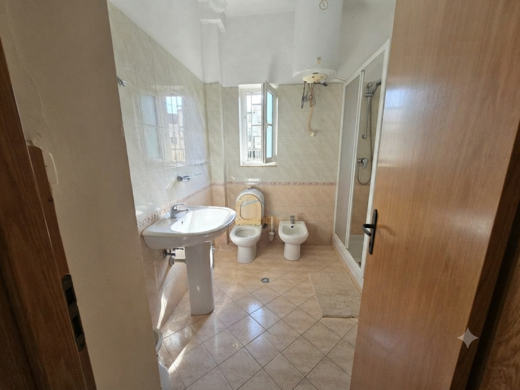 Shitet, Apartament 2+1, Rruga Muhamet Gjollesha, Tirane