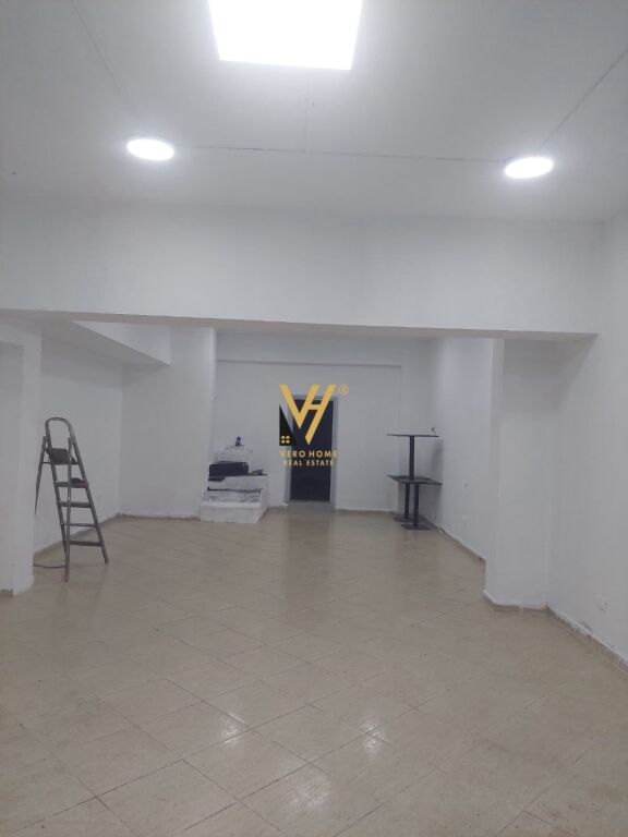 LOCALE COMMERCIALE DI 240 M2 IN AFFITTO A SELITE 2.400 EURO