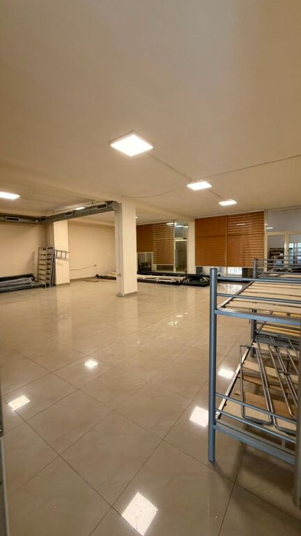 Locale commerciale in affitto con una superficie interna totale di 814 m², situato all'interno del complesso vicino a Casa Italia.