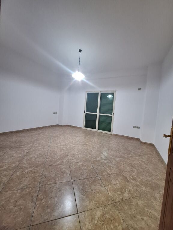 📣 Qera  🏡 Ambient biznesi: 3 dhoma; 1 kuzhine; 1 sallon; 2 tualete  📍Kodra e Diellit, Rruga Shkëlqim Fusha