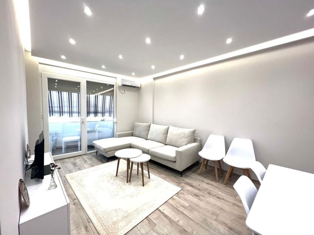 1+1, 2nd floor elevator, new market, 600 euros