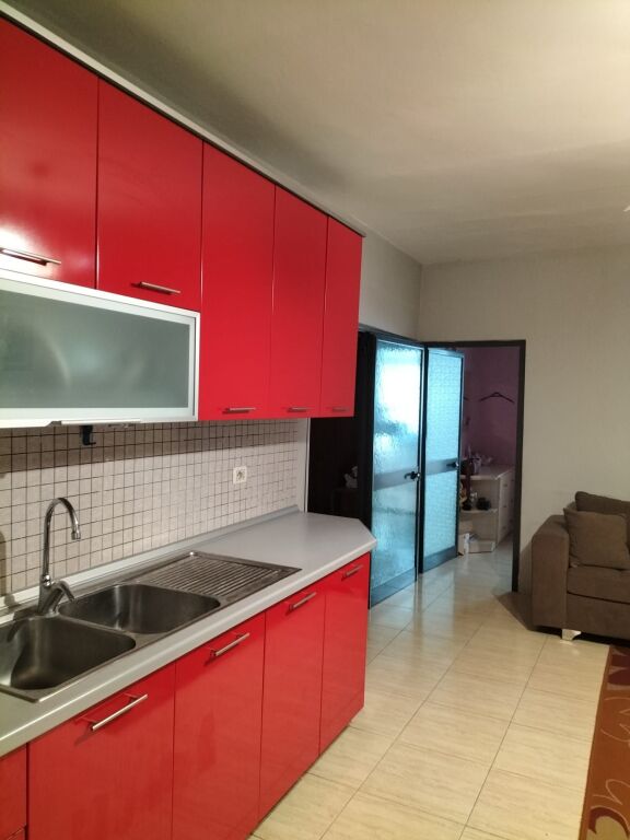 🏢Presso la Scuola Rossa, Via Thanas Ziko, si affitta appartamento 2+1 arredato. 60.000 Leke
