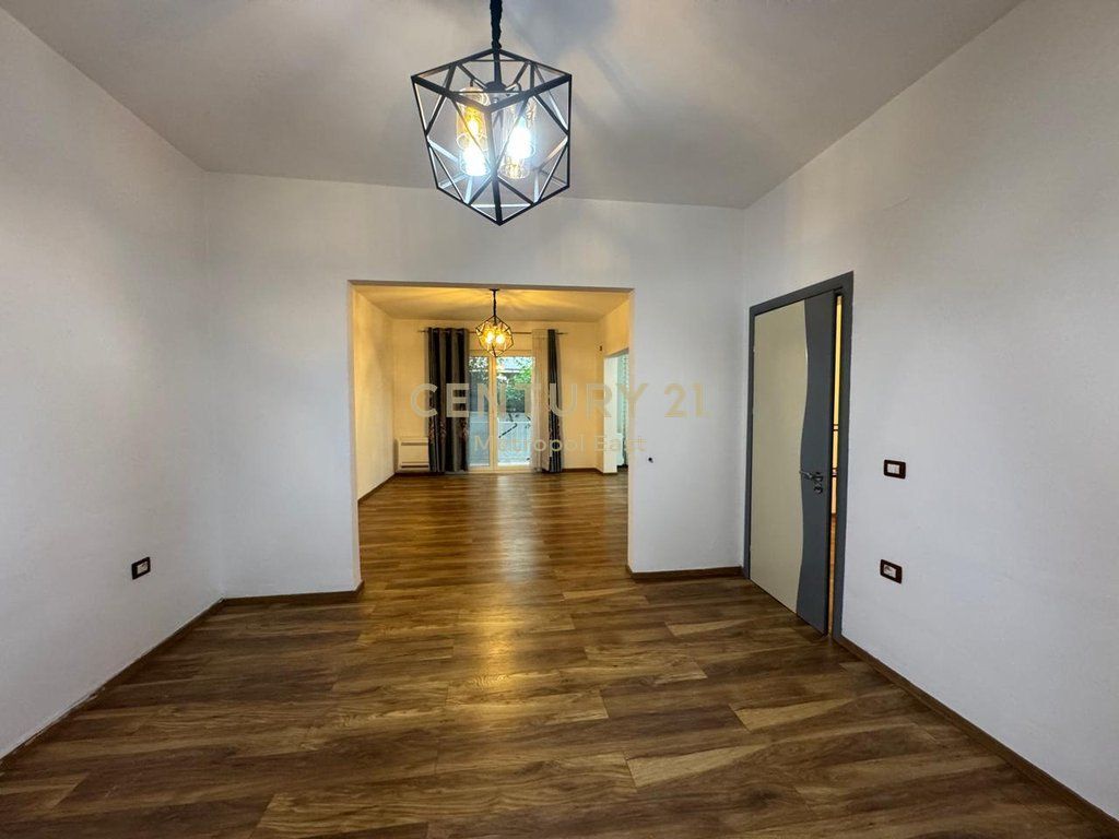 Jepet me qira vile 2-kateshe ne zonen midis Kristal center dhe kompleksit vilave te Selites 2,000 € /Muaj