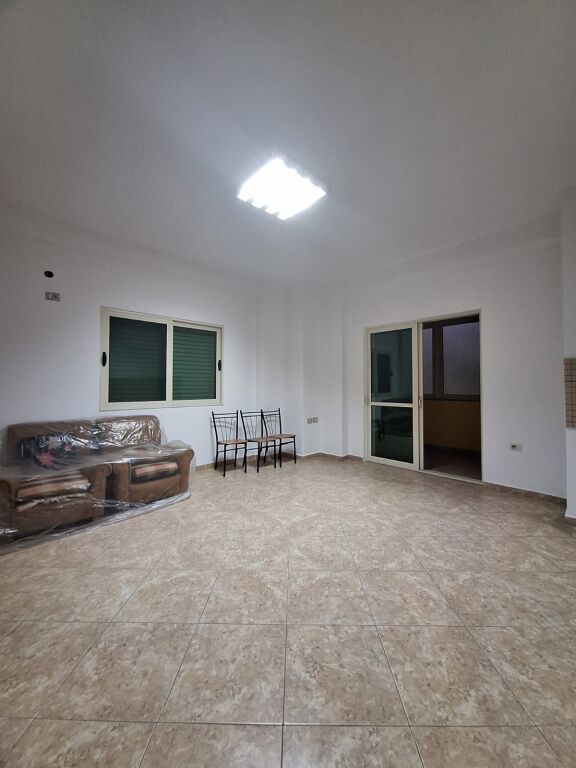 📣 Qera  🏡 Ambient biznesi: 3 dhoma; 1 kuzhine; 1 sallon; 2 tualete  📍Kodra e Diellit, Rruga Shkëlqim Fusha