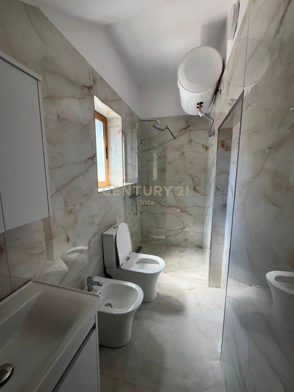 VILLA SU DUE PIANI IN VENDITA A DURRËS!! 370.000 €