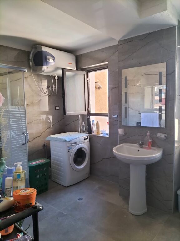 🏢Presso la Scuola Rossa, Via Thanas Ziko, si affitta appartamento 2+1 arredato. 60.000 Leke