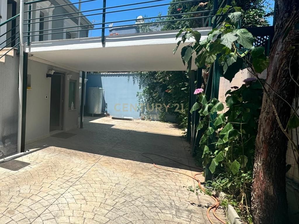 Jepet me qira vilë 2-katëshe te Rruga "4 Dëshmorët" 1,500 € /Muaj