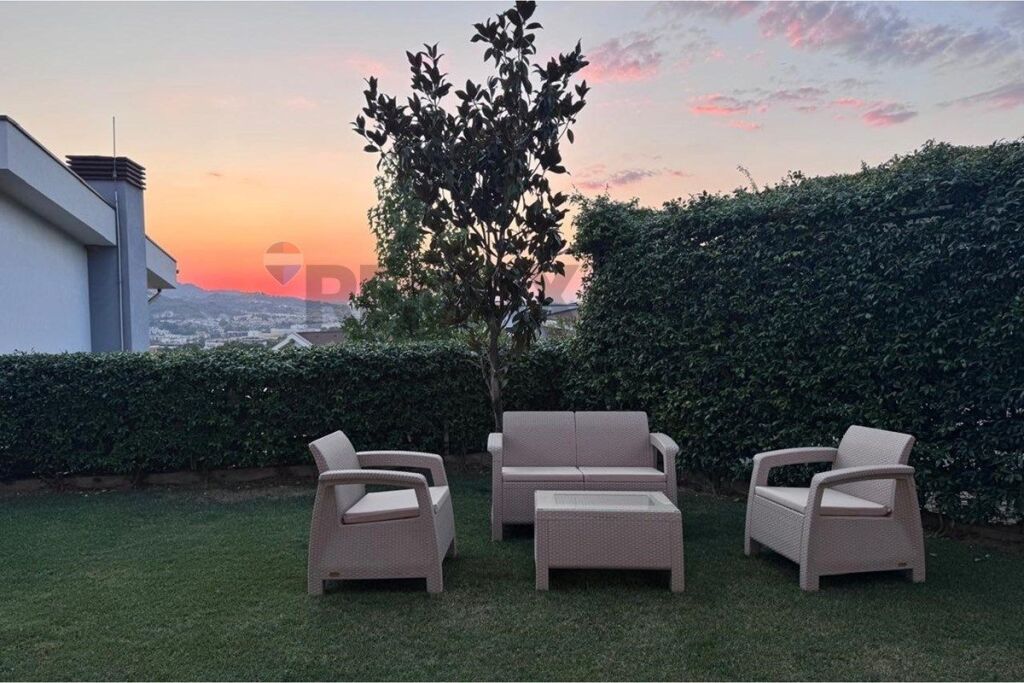 Apartament 3+1 me oborr per qira te Long Hill !