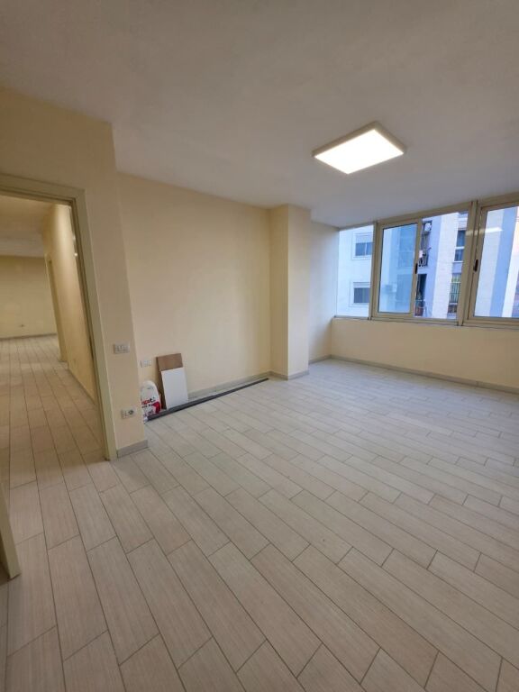 # IN AFFITTO: Ufficio di 140 m² con 4 Ambienti di Lavoro, 2 Bagni 🚾, 4 Condizionatori – 3° Piano 📍 Pazari i Ri (Via Tefta Tashko – SPAR 🏪) €1.250/Mese oppure 120.000 Lek/Mese