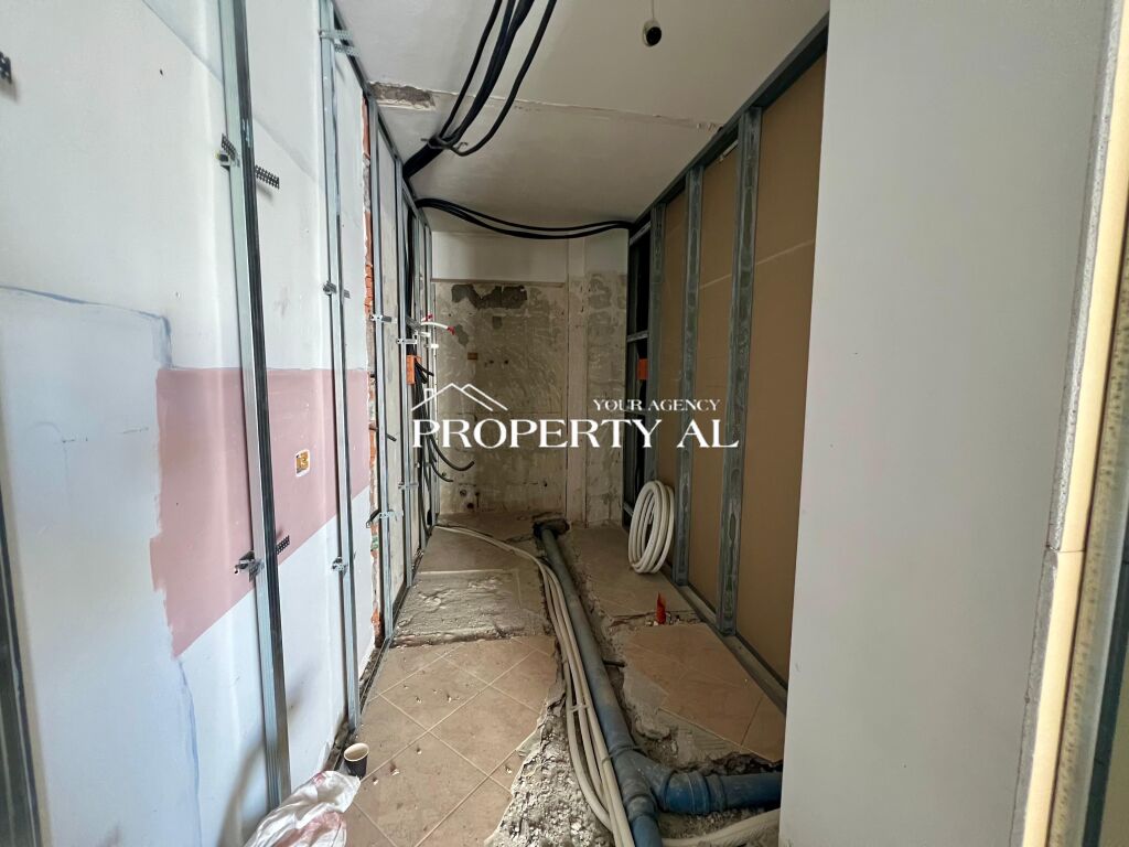 Appartamento 1+1 con vista laterale sul mare sulla prima linea del Lungomare – Vlora