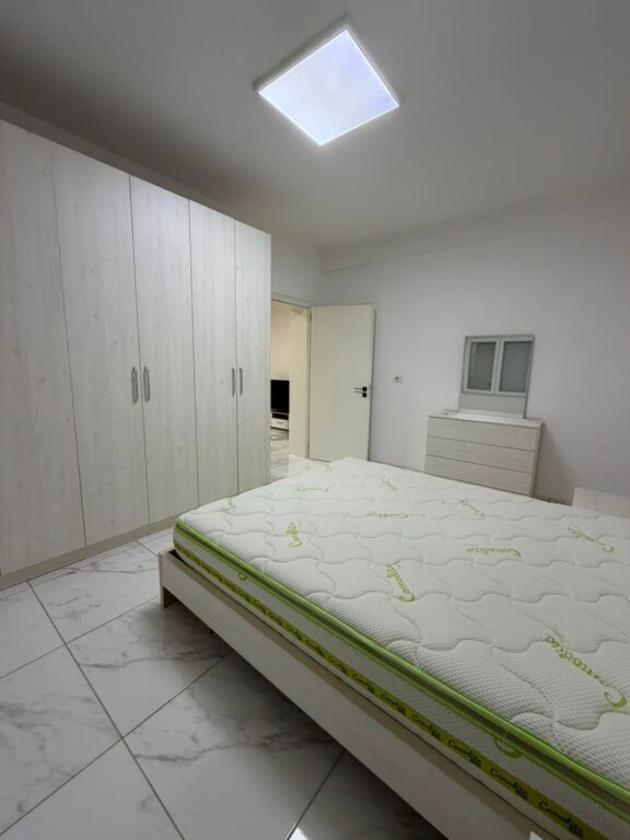 Rruga Dibres ,prane “Fakultetit te Mjeksise “ jepet me qera apartament2+1,i mobiluar  60,000 Leke    