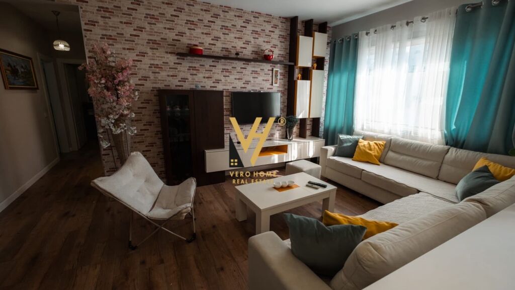 JEPET APARTAMENT 2+1+2+BLK ME QERA TE KOMUNA E PARISIT 1.000 EURO