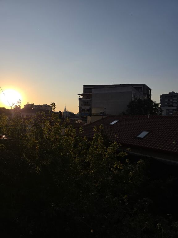 # IN AFFITTO: Ufficio di 140 m² con 4 Ambienti di Lavoro, 2 Bagni 🚾, 4 Condizionatori – 3° Piano 📍 Pazari i Ri (Via Tefta Tashko – SPAR 🏪) €1.250/Mese oppure 120.000 Lek/Mese