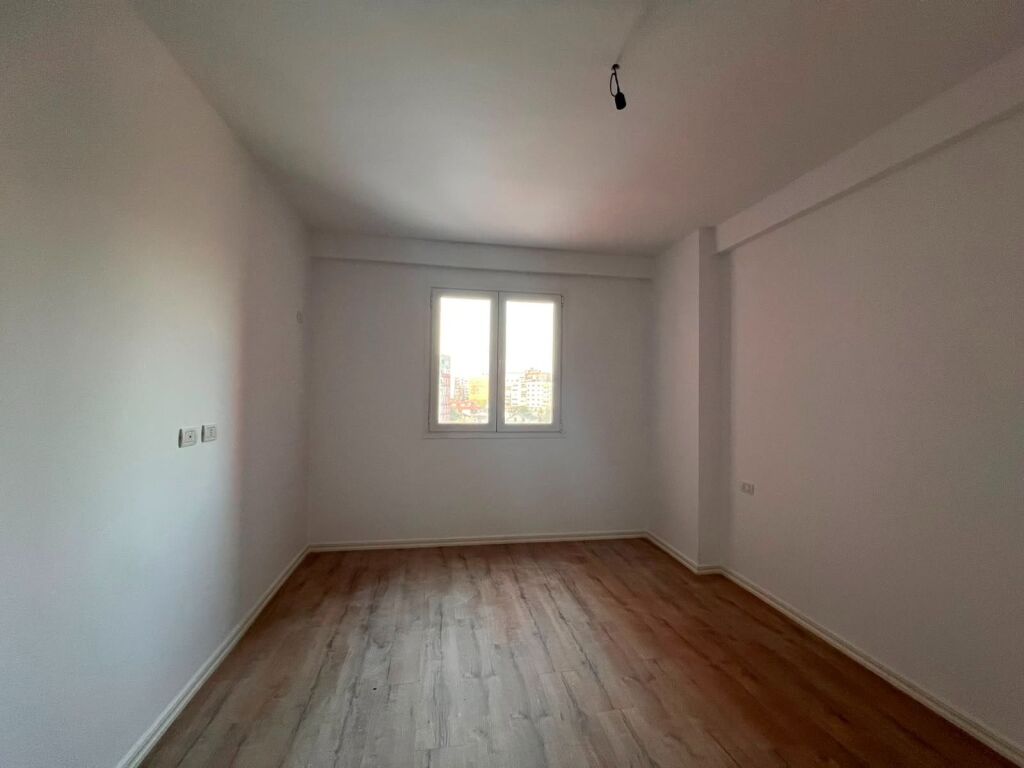Shitet Apartament 1+1 – te Spitali Amerikan 3 - afer KMY Yzberisht   ID 5301