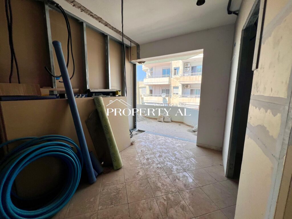Appartamento 1+1 con vista laterale sul mare sulla prima linea del Lungomare – Vlora