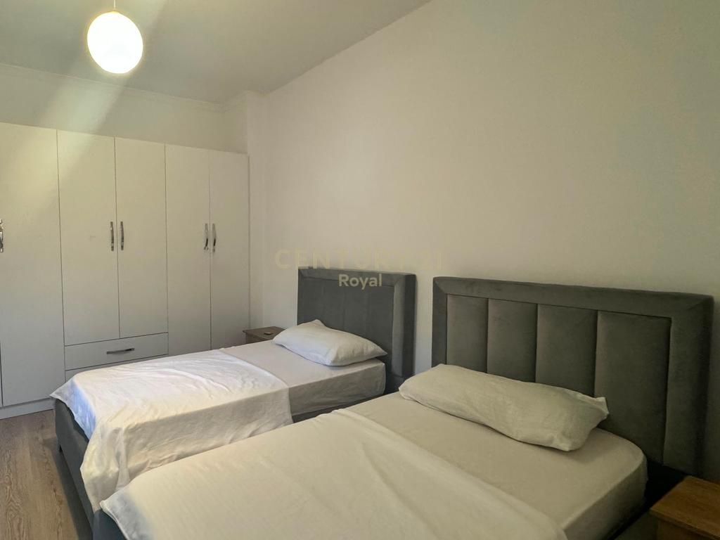 Jepet me qira vilë 2-katëshe te Rruga "4 Dëshmorët" 1,500 € /Muaj