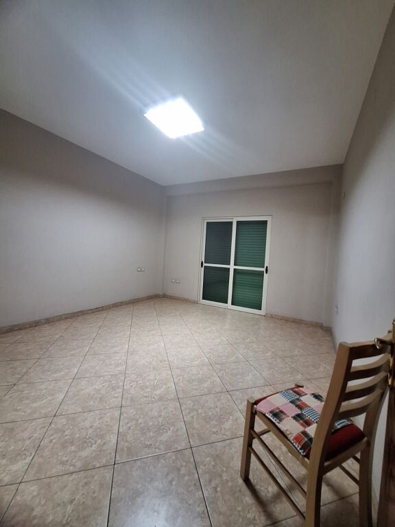 📣 Qera  🏡 Ambient biznesi: 3 dhoma; 1 kuzhine; 1 sallon; 2 tualete