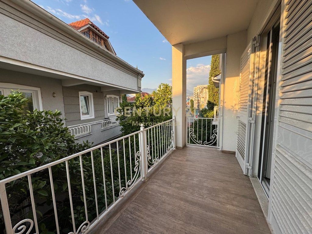 Jepet me qira vile 2-kateshe ne zonen midis Kristal center dhe kompleksit vilave te Selites 2,000 € /Muaj