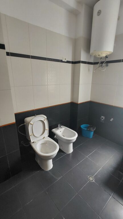 Komuna parisit jepet me qira Apartament 2+1+2pjeserisht i mobiluar
