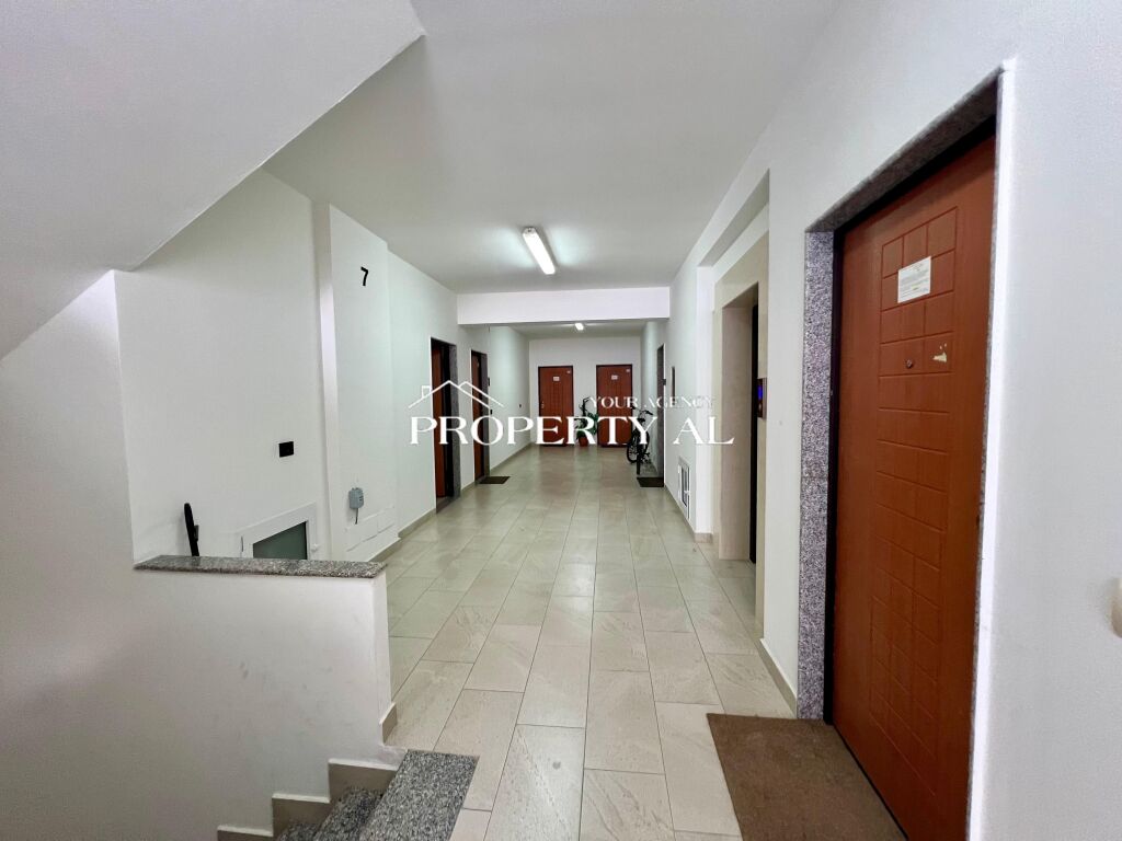 Appartamento 1+1 con vista laterale sul mare sulla prima linea del Lungomare – Vlora