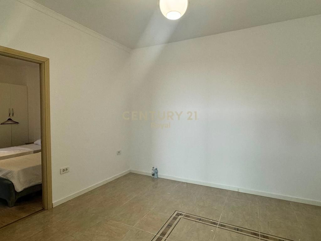 Jepet me qira vilë 2-katëshe te Rruga "4 Dëshmorët" 1,500 € /Muaj