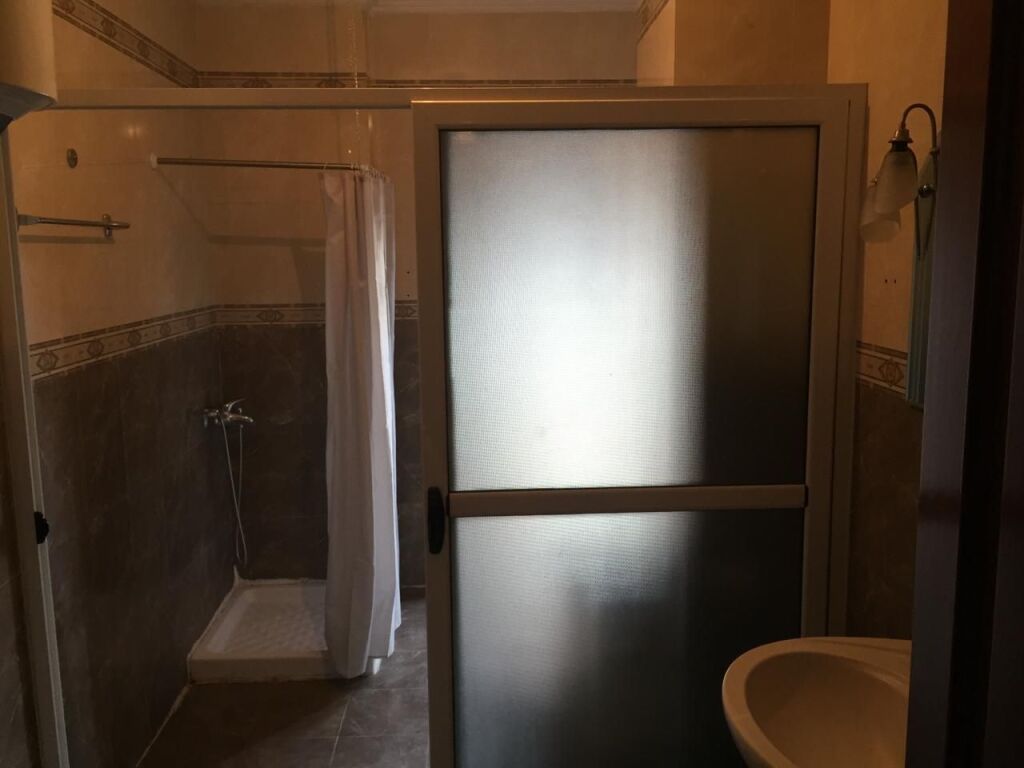 🏢Tek Medreseja,jepet me qera apartament 3+1+2 ,pjeserisht i mobiluar 55,000Leke
