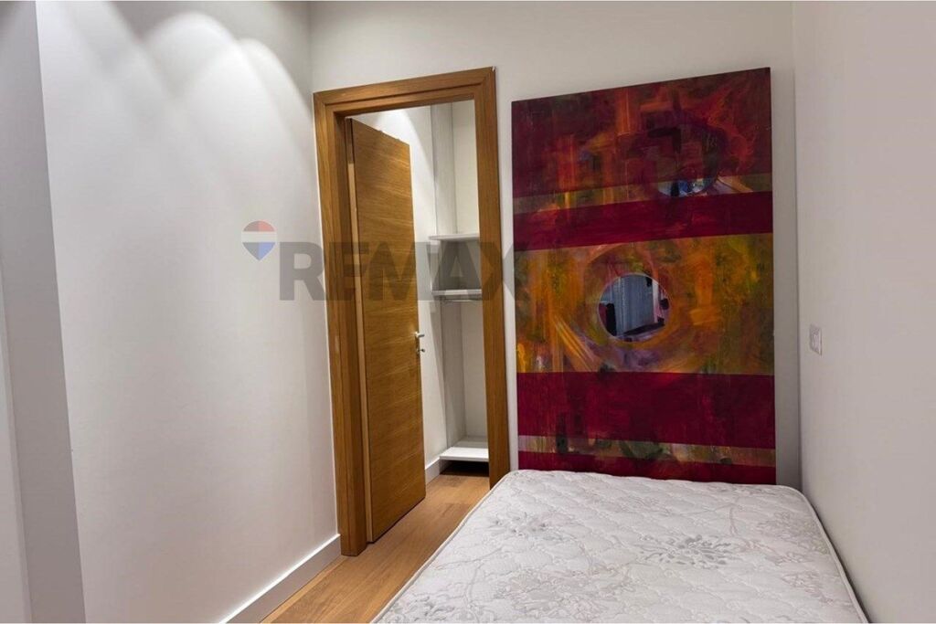 Apartament 3+1 me oborr per qira te Long Hill !