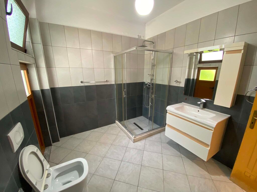 Liqeni Artificial - Jepet me Qera kati i 1 i nje Shtepie Private