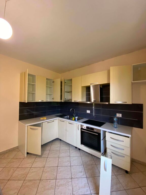 Liqeni Artificial - Jepet me Qera kati i 1 i nje Shtepie Private