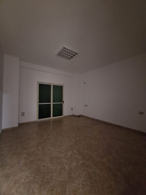 📣 Qera  🏡 Ambient biznesi: 3 dhoma; 1 kuzhine; 1 sallon; 2 tualete  📍Kodra e Diellit, Rruga Shkëlqim Fusha