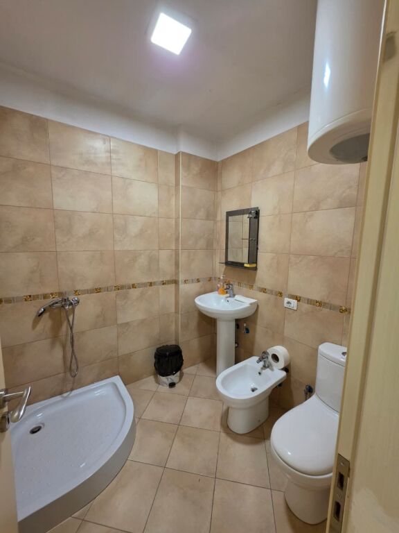 # IN AFFITTO: Ufficio di 140 m² con 4 Ambienti di Lavoro, 2 Bagni 🚾, 4 Condizionatori – 3° Piano 📍 Pazari i Ri (Via Tefta Tashko – SPAR 🏪) €1.250/Mese oppure 120.000 Lek/Mese