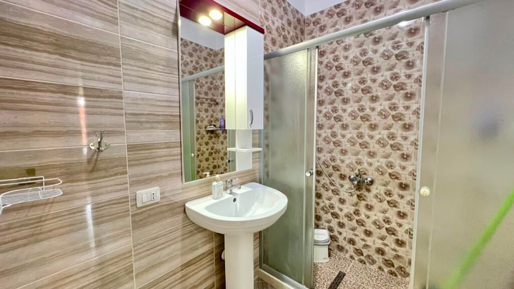 # IN AFFITTO: Appartamento 1+1 📍 Centro di Tirana (Vicino a Toptani) – 65.000 Lek/Mese – Nuova Costruzione (2018) – 4° Piano – 75 m² || Nel Cuore di Tirana con Accesso Immediato 🏃🏻‍♂️