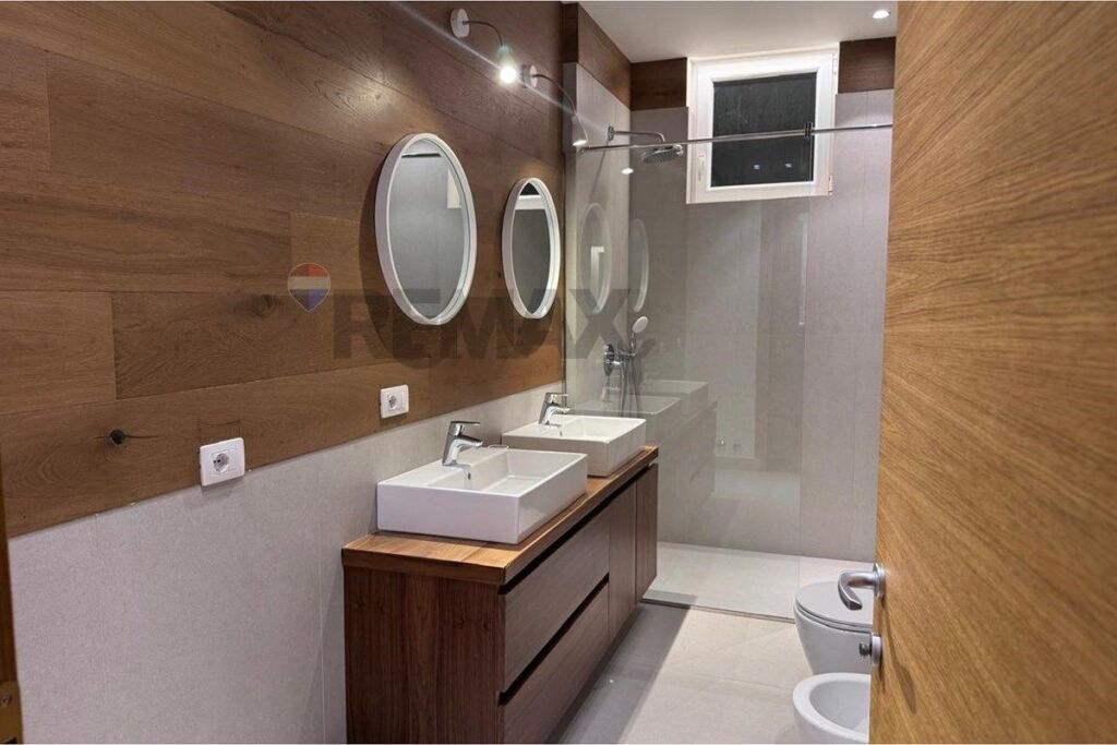 Apartament 3+1 me oborr per qira te Long Hill !