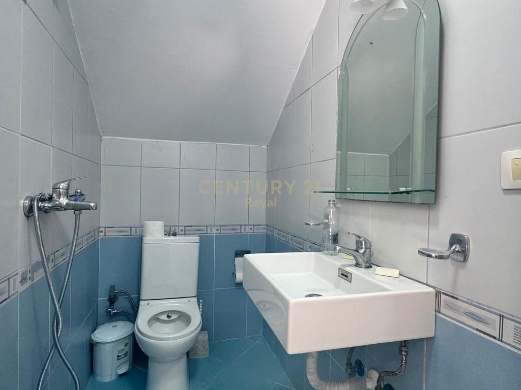 Jepet me qira vilë 2-katëshe te Rruga "4 Dëshmorët" 1,500 € /Muaj